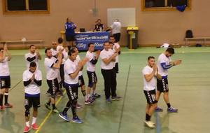 Cette journée de championnat contre Annecy Hand, ancien club de Gilles BOUTTAZ (MJC) était l’occasion de lui rendre un dernier hommage plein d’émotions avec notamment la participation de ses enfants (T-shirt d’échauffement, discours de son ami et ancien président Daniel GAVET, minute d’applaudissement et souvenirs photos). Gilles restera un grand monsieur du Handball « chablaisien », celui qui aura aussi mené les juniors d’Evian jusqu'au championnat de France et quelques années plus tard les seniors aux portes de la national 3. Mais c’est surtout ses qualités de cœur qui l’ont toujours poussé pour vers les autres que tout le monde retiendra. Du coté sportif l’équation était simple pour l’équipe senior masculine : rester invaincu dans cette deuxième phase de championnat et assurer la montée en championnat régional honneur. Les hommes de Thibault RAYMOND ont immédiatement pris le match par le bon bout mais les annécien opposaient une belle résistance avec des tirs de loin et un jeu bien rodé avec le pivot leur permettant de limiter leur retard à 4 buts à la pose. Au retour des vestiaires les locaux nettement plus agressifs en défense, se détachaient au score, bien aidé par les arrêts d’Abbas ZARE (19 arrêts en deuxième mi-temps). Les locaux asphyxiaient l’adversaire comme à leur habitude par des montées de balles rapides et incessantes du duo BENJOUIDA, BOUNOIR, pour conclure le match sur un score de 46 à 29. Grâce à cette belle victoire, l’équipe sénior masculine d’Evian est assurée à trois journées de la fin de terminer championne départementale excellence. Elle est aussi certaine de retrouver le championnat honneur régional l’an prochain, un an seulement après l’avoir quitté …