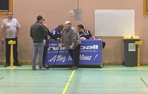 Cette journée de championnat contre Annecy Hand, ancien club de Gilles BOUTTAZ (MJC) était l’occasion de lui rendre un dernier hommage plein d’émotions avec notamment la participation de ses enfants (T-shirt d’échauffement, discours de son ami et ancien président Daniel GAVET, minute d’applaudissement et souvenirs photos). Gilles restera un grand monsieur du Handball « chablaisien », celui qui aura aussi mené les juniors d’Evian jusqu'au championnat de France et quelques années plus tard les seniors aux portes de la national 3. Mais c’est surtout ses qualités de cœur qui l’ont toujours poussé pour vers les autres que tout le monde retiendra. Du coté sportif l’équation était simple pour l’équipe senior masculine : rester invaincu dans cette deuxième phase de championnat et assurer la montée en championnat régional honneur. Les hommes de Thibault RAYMOND ont immédiatement pris le match par le bon bout mais les annécien opposaient une belle résistance avec des tirs de loin et un jeu bien rodé avec le pivot leur permettant de limiter leur retard à 4 buts à la pose. Au retour des vestiaires les locaux nettement plus agressifs en défense, se détachaient au score, bien aidé par les arrêts d’Abbas ZARE (19 arrêts en deuxième mi-temps). Les locaux asphyxiaient l’adversaire comme à leur habitude par des montées de balles rapides et incessantes du duo BENJOUIDA, BOUNOIR, pour conclure le match sur un score de 46 à 29. Grâce à cette belle victoire, l’équipe sénior masculine d’Evian est assurée à trois journées de la fin de terminer championne départementale excellence. Elle est aussi certaine de retrouver le championnat honneur régional l’an prochain, un an seulement après l’avoir quitté …